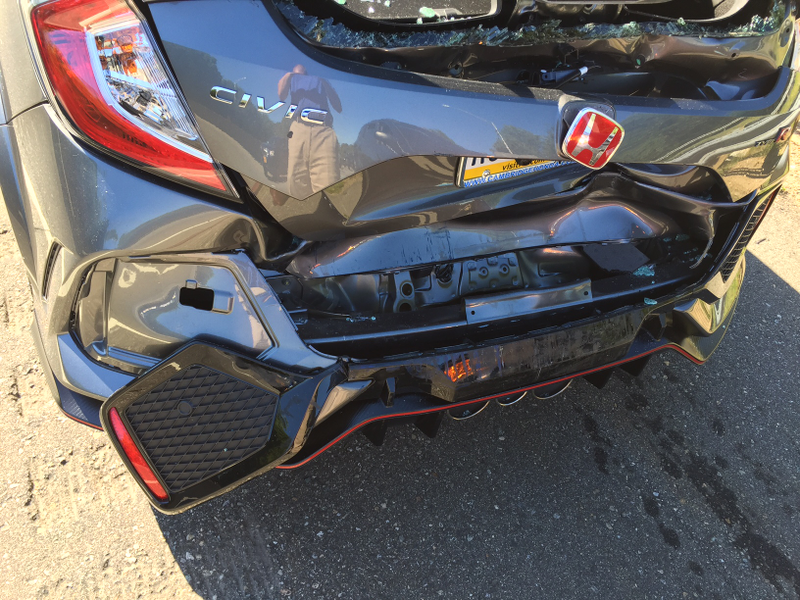 Illustration for article titled 'Jackass Not Paying Attention' Crashes Into Man's New Honda Civic Type R Right After He Bought It